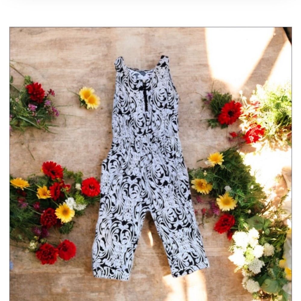 Boutique Brand -Black & White Floral Romper-Pockets -Zip Up front - Sz M-NWOT🍂​